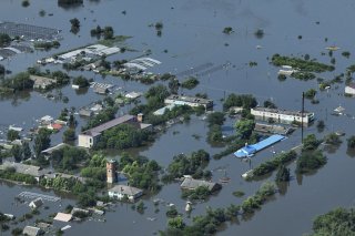 Des dizaines de villes et de villages ont été inondés sur les deux rives du Dniepr après la destruction du barrage de Kakhovka.